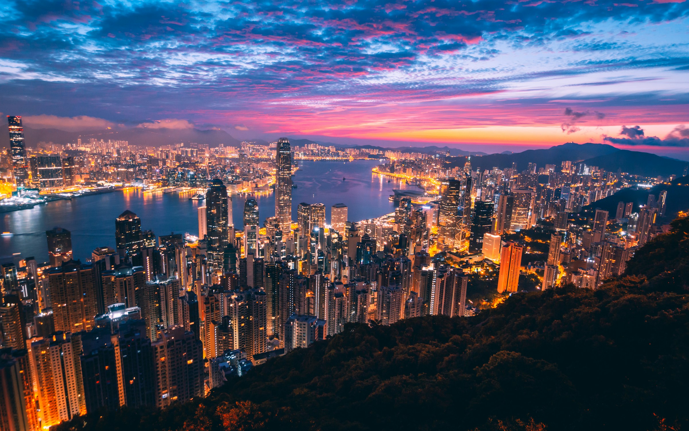 夕陽下的香港維多利亞港及城市天際線